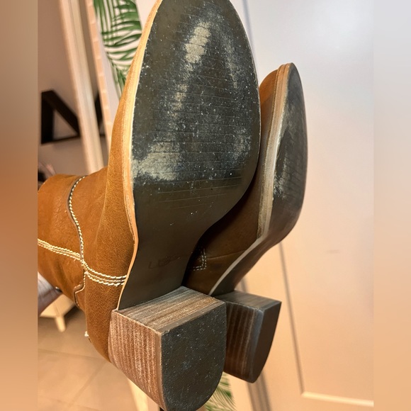 UGG Women’s Brown Leather Annie Boot Size 9 - Picture 8 of 11